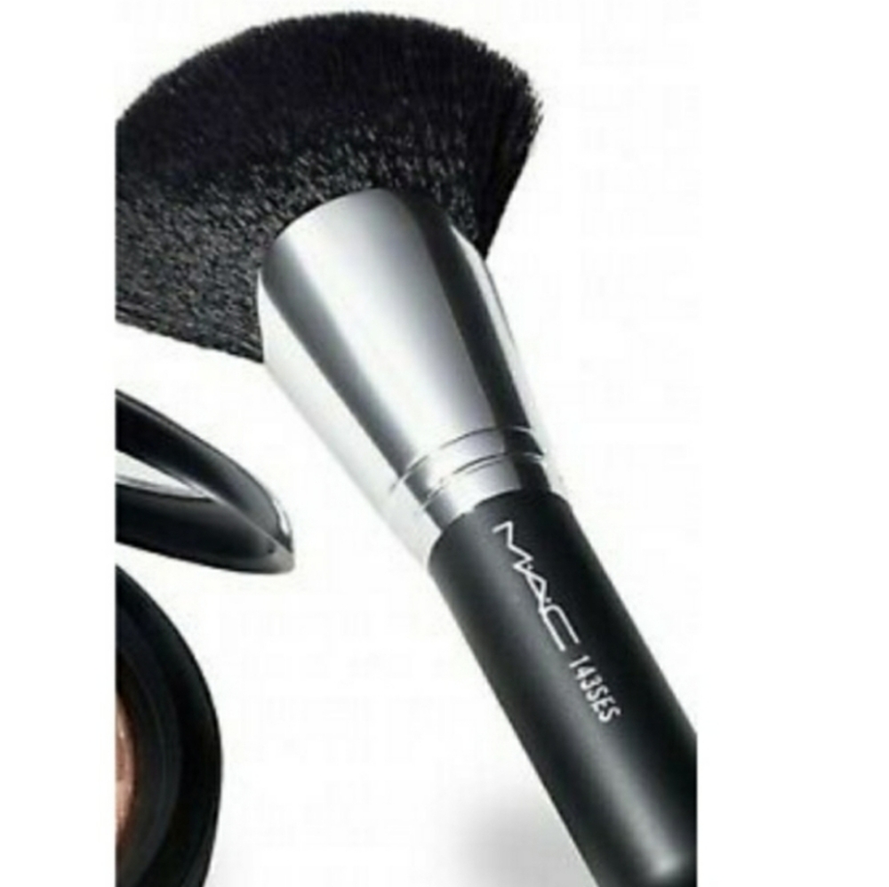 MAC COSMETICS 143SES MEDIUM FACE FAN BRUSH.